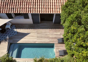 Maison Contemporaine Avec Piscine Privée Chauffée, Entre Plages Et Provence, Borne 11 kW